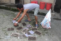 Mang ruoi ra duong chan oto cho rac vao bai tap ket hinh anh