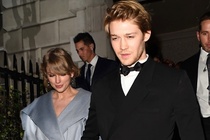 Bỏ Grammy, Taylor Swift tình tứ bên bạn trai tại giải Oscar Anh