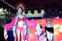Dàn mẫu mặc bikini kết hợp áo truyền thống Trung Quốc bị chỉ trích 