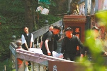 Anh trai Minh Dao chuoc thuoc me truoc khi siet co vo con den chet hinh anh