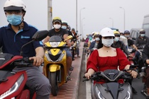 Ùn tắc kéo dài quanh Bến xe Miền Đông chiều cuối năm