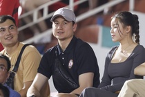 Đặng Văn Lâm cùng bạn gái đến cổ vũ CLB Bình Định