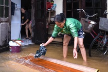 Người dân Đồng Hới dọn dẹp nhà khi lũ rút