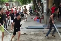 Hai nhom thanh nien chem nhau loan xa truoc tiem cam do hinh anh