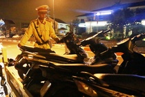 Tam giu 40 xe 'di bao' tai pho nui hinh anh