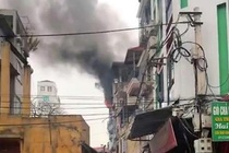 Nhieu tieng no trong can nha 4 tang bi chay chieu mung 2 Tet hinh anh