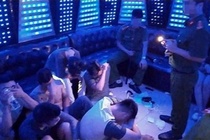 Nhiều thanh niên phê ma túy trong quán karaoke khóa trái cửa