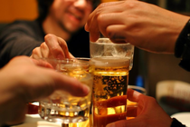 Singapore, UAE phat nang, bo tu nguoi uong ruou bia noi cong cong hinh anh