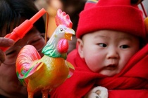 Doi vo chong Trung Quoc ly hon vi deu muon con mang ho minh hinh anh