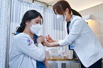 Cuoc canh tranh tiem vaccine Covid-19 khoc liet o Han Quoc hinh anh