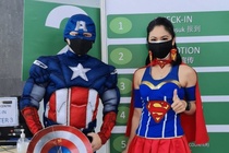 Hoa trang thanh sieu anh hung di tiem vaccine Covid-19 o Malaysia hinh anh
