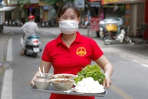 Canh trai nguoc tai cac quan an noi tieng o pho co Ha Noi hinh anh