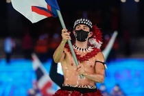 Các VĐV cầm cờ gây chú ý tại lễ khai mạc Olympic 2022