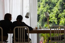 Tranh cai viec truong o TP.HCM yeu cau nam, nu, LGBT ngoi rieng hinh anh