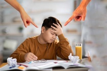 Bị cha mẹ mắng dù đạt điểm cao, cậu bé bỏ nhà ra đi