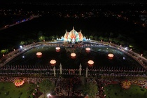 Hon 35.000 hoa dang sang lung linh o Dai le Vesak nhin tu tren cao hinh anh
