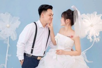 Lan dau gap, chang trai 'cham' co gai kem 17 tuoi lam vo va cai ket hinh anh
