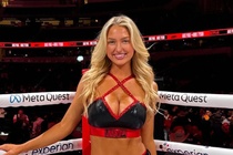 Ring Girl doi doi sau mot dem nho tran dai chien Tyson va Paul hinh anh