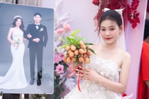 Co dau gay bat ngo khi 'xe' nho hoa cuoi chia quan khach thuong thuc hinh anh