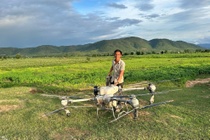 Nong dan Gia Lai dung drone cuu nguoi khoi dong nuoc xiet hinh anh