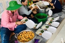 Nau hon 1.000 suat com nong cho ba con Nghe An giua lu lut hinh anh