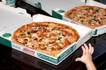 Bai hoc tu 2 chiec pizza tri gia hon 300 trieu USD hinh anh