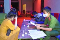 De khach bay lac trong dich Covid-19, quan karaoke bi tuoc giay phep hinh anh