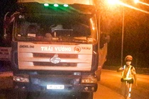 Tài xế chở hàng quá tải cố thủ trên xe 5 giờ bị phạt 36 triệu đồng