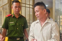 Chồng đâm vợ 6 nhát dao vì không rửa bát