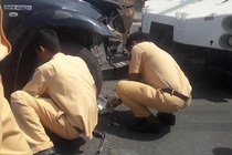 Dai uy CSGT bi tai xe xe ban tai ep nga da qua doi hinh anh