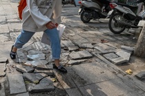 Vì sao đá lát vỉa hè 'độ bền 70 năm' ở Hà Nội sớm nứt vỡ?