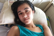 Ai chi tra khi gia dinh nu sinh bi cua chan doi 1 ty? hinh anh