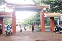 Hoc sinh lap nhom kin phan doi truong day them hinh anh