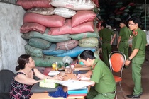 Tam giu 5 nguoi trong vu nhuom pin vao tap chat ca phe hinh anh