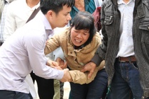 Nguoi than khoc ngat khi nghe toa y an Dang Van Hien hinh anh