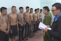 Nhóm tín dụng đen tạt mắm tôm để đòi nợ