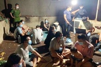 12 người đánh bạc trong lò sấy cà phê