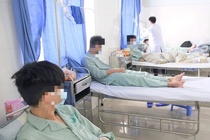 Bon hoc sinh nhap vien cap cuu sau khi hut thuoc la dien tu hinh anh