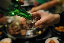 Dan ong Viet Nam uong ruou nhieu nhat the gioi hinh anh