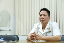 Bac si san ke chuyen don em be trong khoanh khac giao thua hinh anh