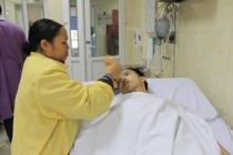 Nam sinh vien liet nua nguoi sau tran sot cao hinh anh