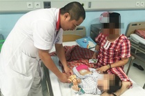 Be gai 3 tuoi bat ngo phat hien u nang buong trung hinh anh