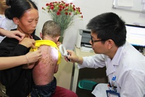 Be trai mac vay nen nang bi goi la 'nguoi coc' hinh anh