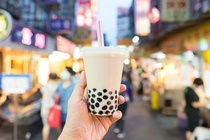 Uống trà sữa vào buổi tối, cô gái thức thâu đêm