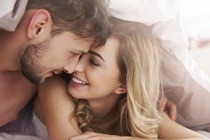 Phụ nữ lớn tuổi không muốn ‘yêu’, đàn ông già vẫn thích gái trẻ?