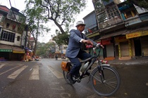Pho phuong Ha Noi vang lang sang mung 1 Tet hinh anh