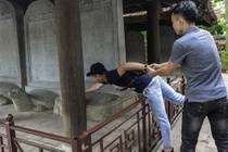 Si tu keo nhau den Van Mieu so dau rua, chim hac cau may hinh anh