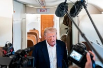 Ngay chu nhat gay soc cua ong Trump hinh anh