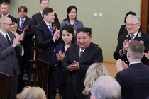 Ong Kim Jong Un va ai nu bat ngo den tham Dai su quan Nga hinh anh