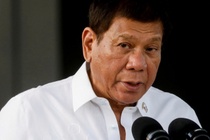 Cuu Tong thong Duterte thang cu thi truong du dang bi giam o Ha Lan hinh anh